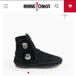 Minnetonka Two (one) Button Hardsole Boots